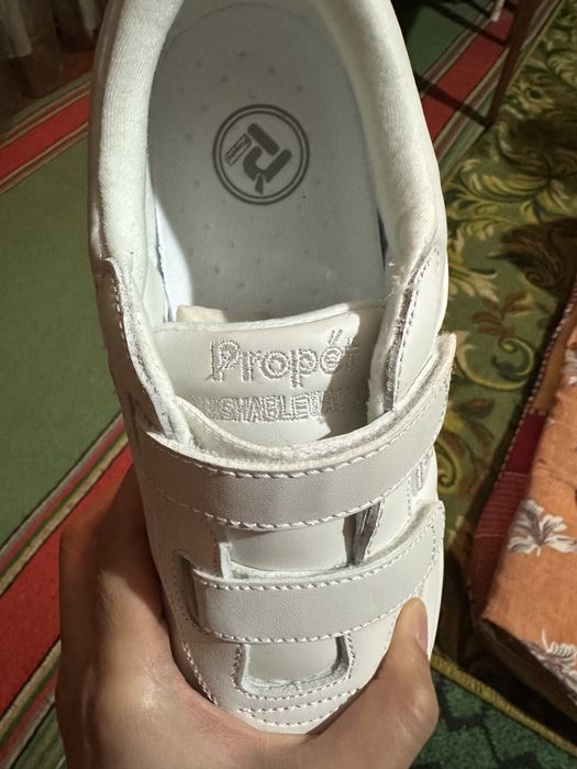 Продаются Белые кожаные кроссовки фирмы Propet
