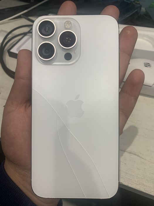 Iphone 15 pro max със спукан работещ дисплей