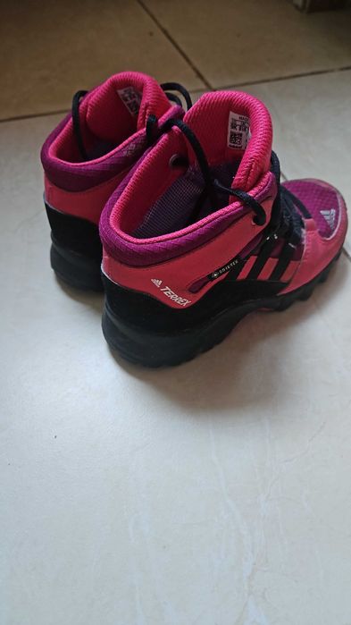 Vând adidasi adidas mărimea 25 copii.