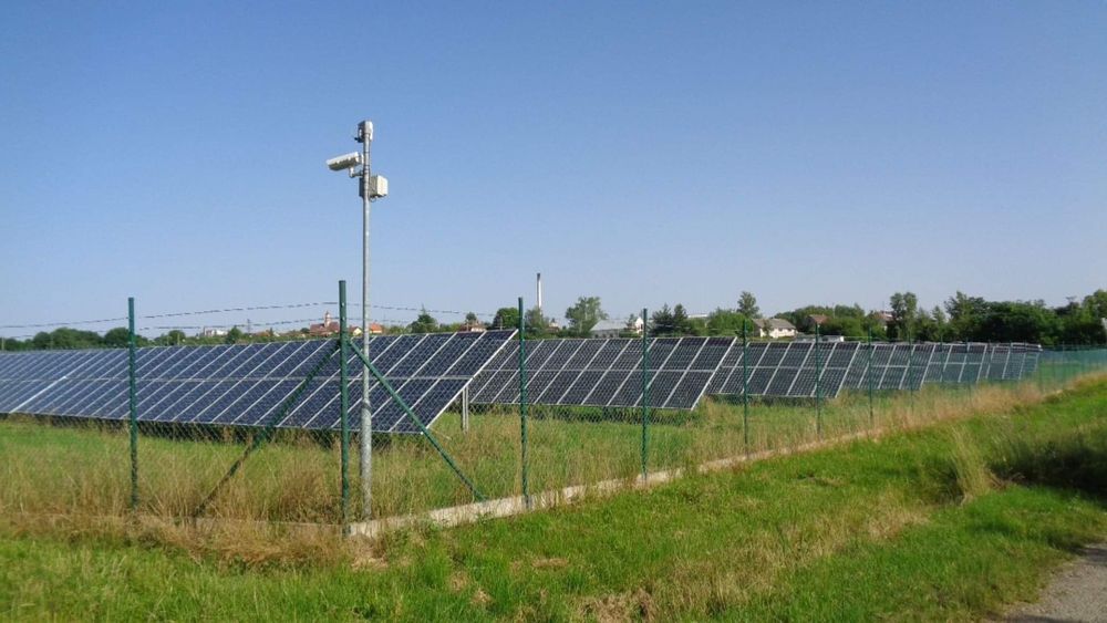 изграждане на огради с циментови колове метален профил и мрежа