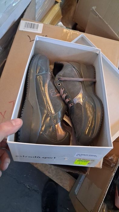 Vând încălțăminte nouă