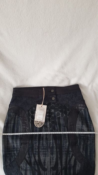 Нова пола с визия на комбинация на кожа, дантела