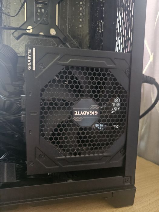 Блок питания Gigabyte P750GM