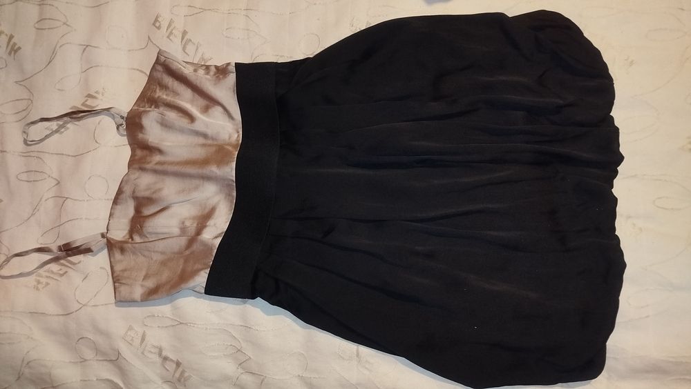 Продавам комплект чисто нови рокля с обувки и чанта 
* цикламена рокля