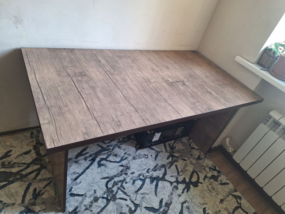 Письменный стол.