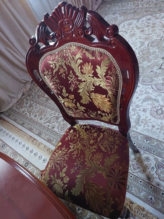 Стол со стульями