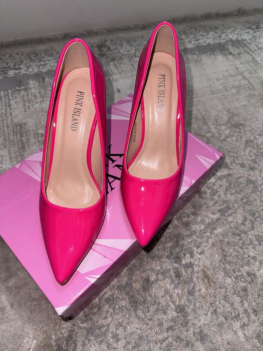 Ayyollar tufliysi. Pushti rangda