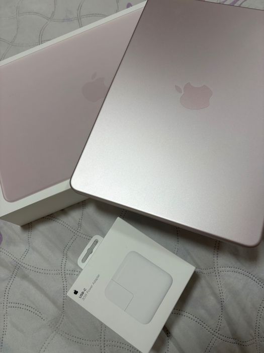 Mac Book Neo розов