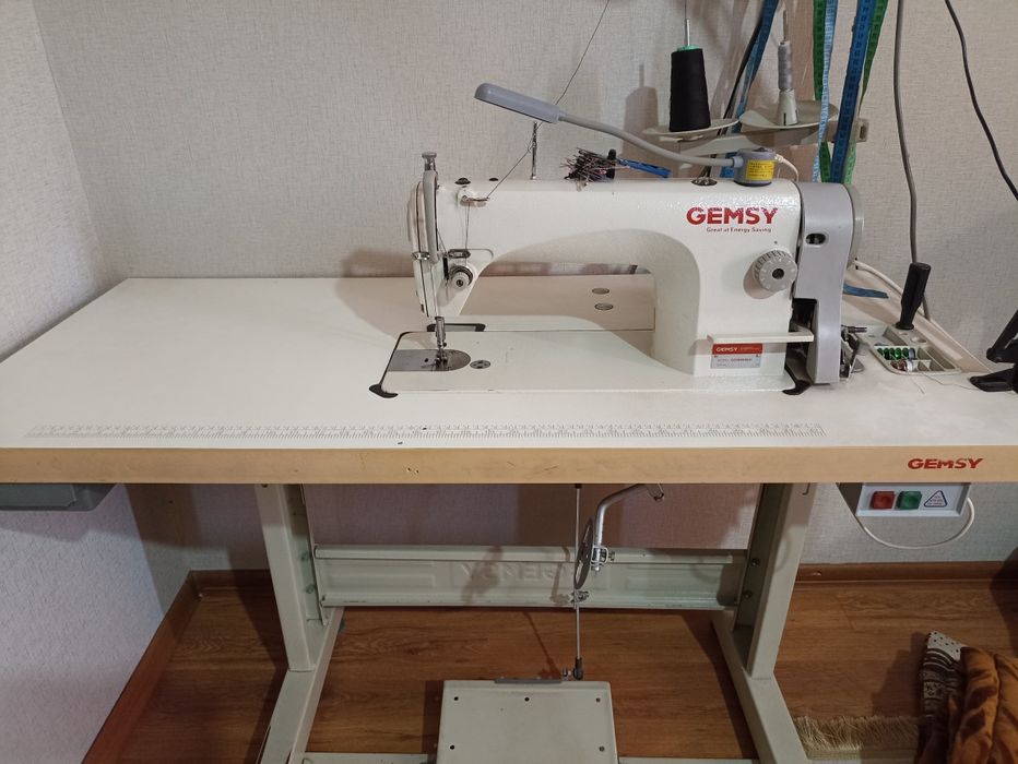 Срочно продам швейную машинку