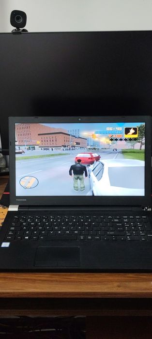 Vând laptop i3 8 GB ram DDR4 SSD M.2 cu 9 jocuri instalate perfect funcțional
