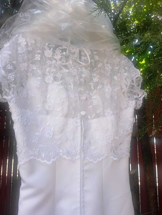 Vând rochie de mireasa făcută pe comanda din tafta și dantela , mărimea S , preț 2500 lei , tel 0744304555