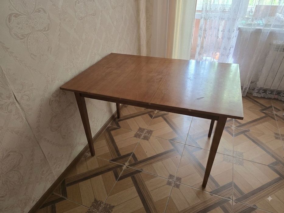 Продам стол коричневый