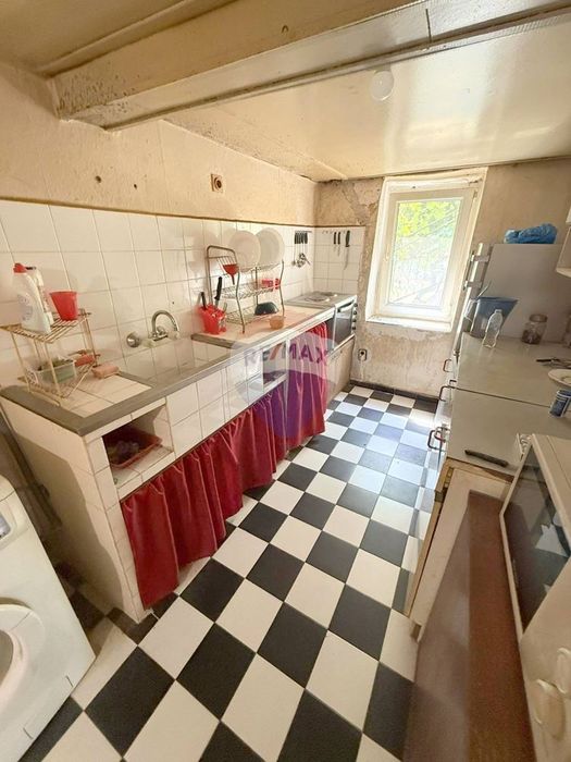 Къща с гараж за продажба в с.Кичево