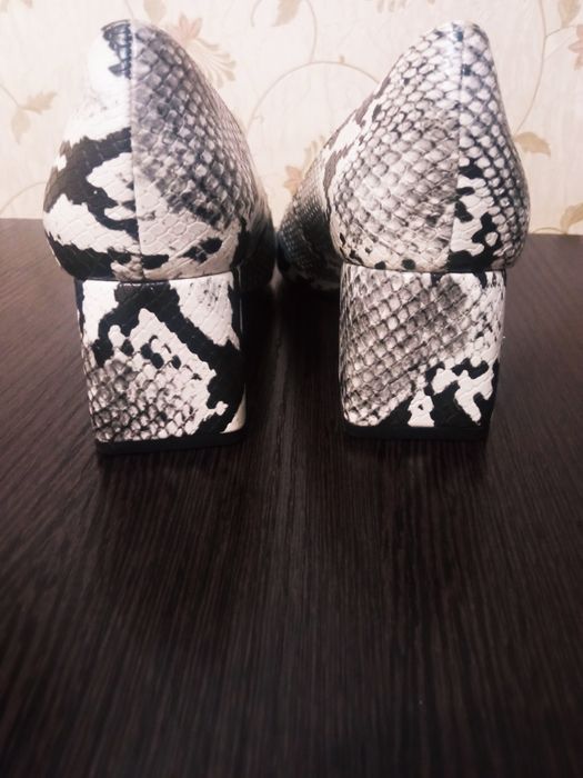 Zara 37,5-38 размер новые 180.000