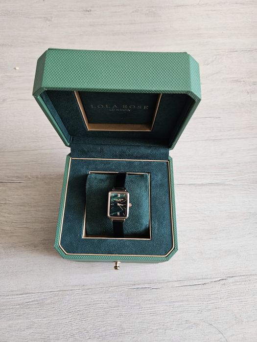 Часы женские гламурные