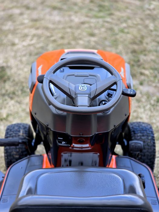 Tractoras gazon iarba Profesional Husqvarna  20 cp 2 cilindrii 20 cp Briggs and Straton 2 cutite 115 latime taiere!