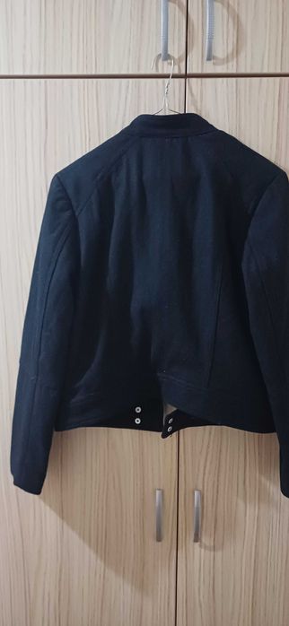 Късо яке и черна чанта