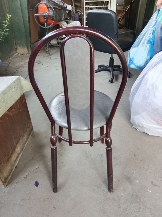 Продам два стула , 2 компьютерных кресла