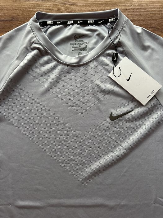 Мъжки къс екип Nike тениската е дишаща материя,панталонките са шушлекови