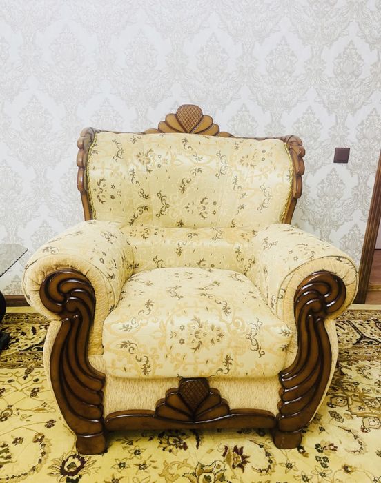 Диван с двумя креслами