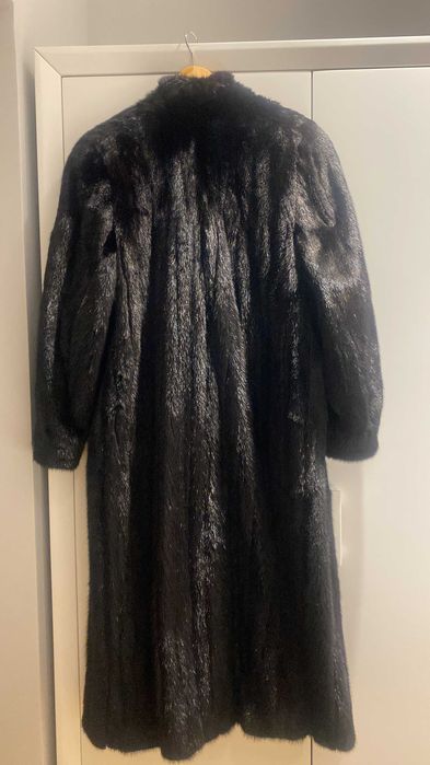 Haină lungă de nurcă naturală – model clasic, calitate premium.