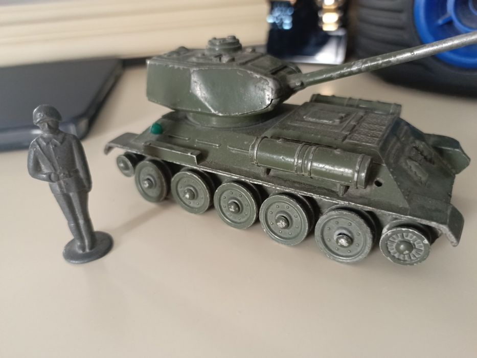Продам антикварный танчик советский.