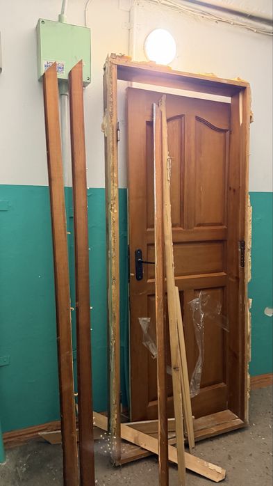 Деревянная дверь