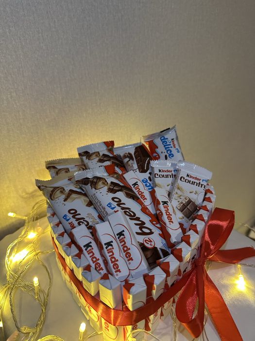 Киндер бокс с гирляндом в коробке в трендовом