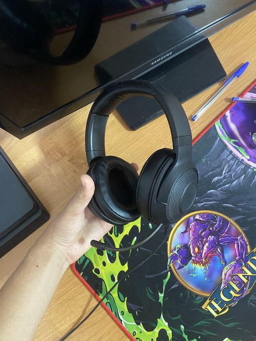 Casti razer cu fir
