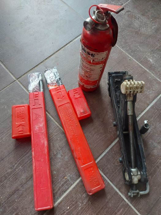 Cric bmw,extinctor,triunghiuri reflectorizante