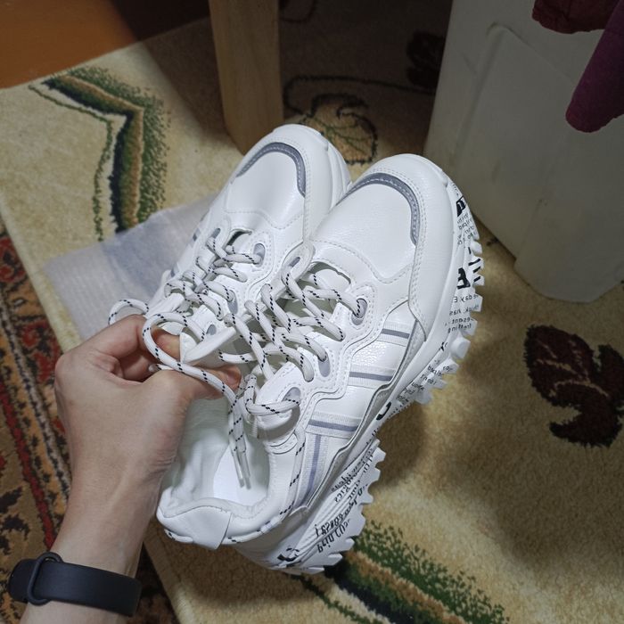 Кроссовка белого цвета