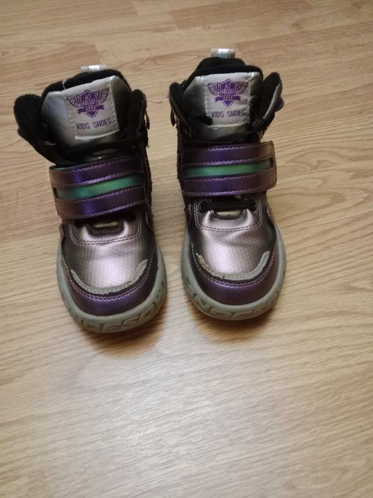 Продам детские ботинки