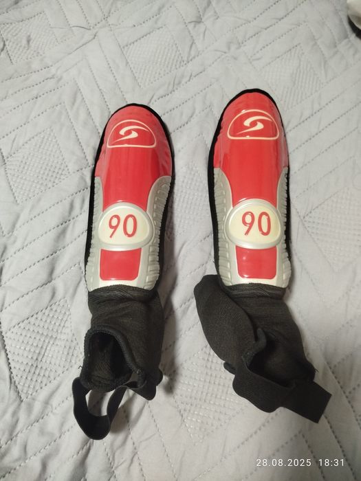 Футбольные щитки и гетры