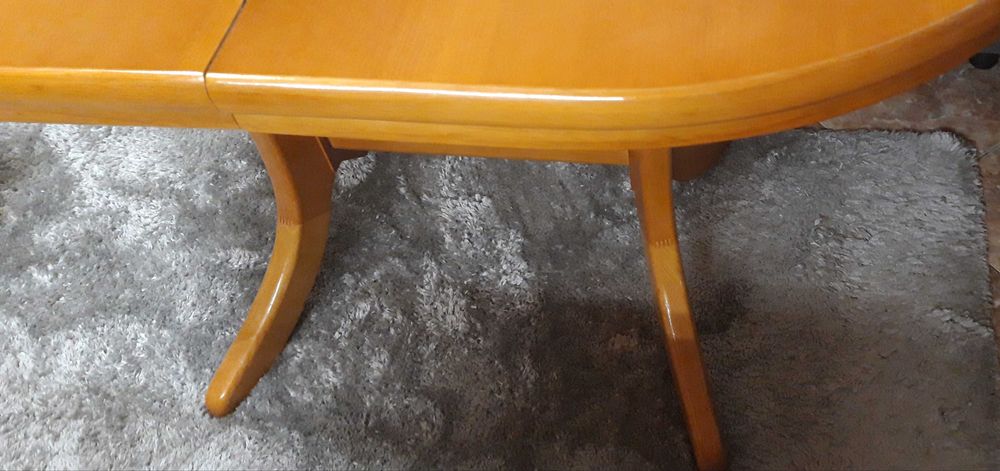 Елипсовидна дървена маса