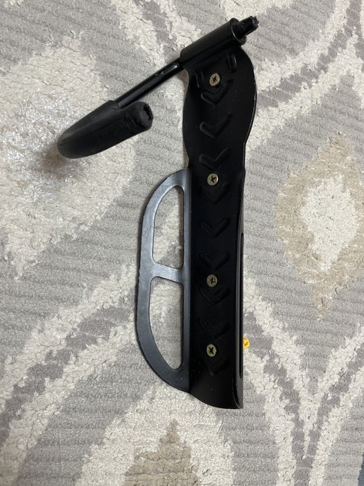 Настенный держатель самоката