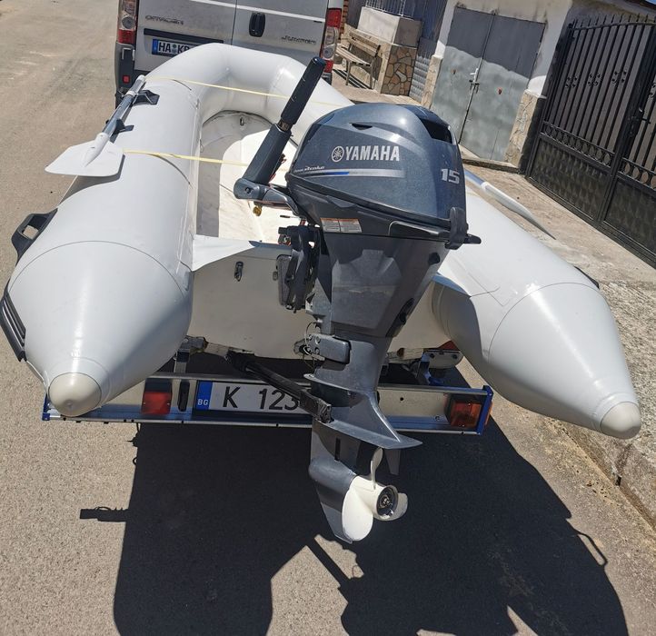 Риб лодка с двигател и колесар