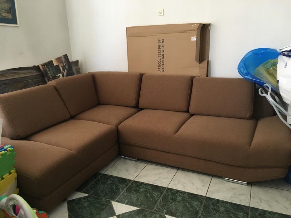 Canapea fixa cu extensie pe partea dreapta