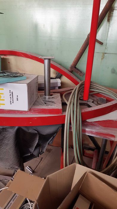 Червени маси и барплотове от стъклопласт различни размери