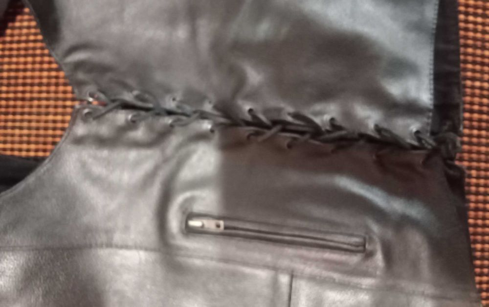 Продавам кожен елек за моторист размер L