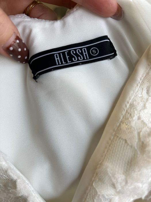 Бяла рокля Алеса