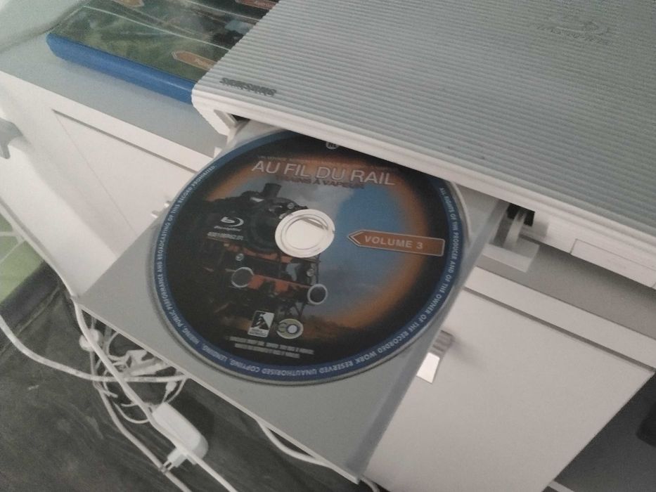 страхотен Blue Ray плеър  на Самсунг с дистанционно и USB флашка