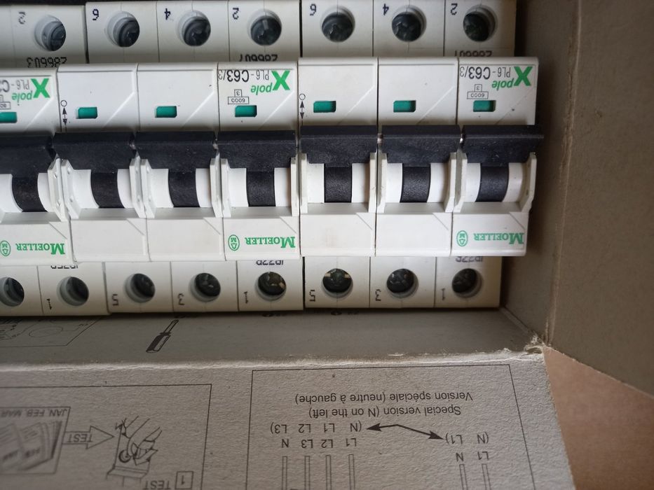 Автоматични предпазители триполюсни МЬОЛЕР