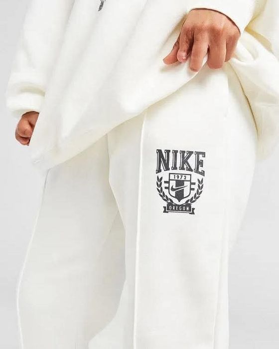 Дамско долнище Nike бял цвят памучна материя размер S и М ново