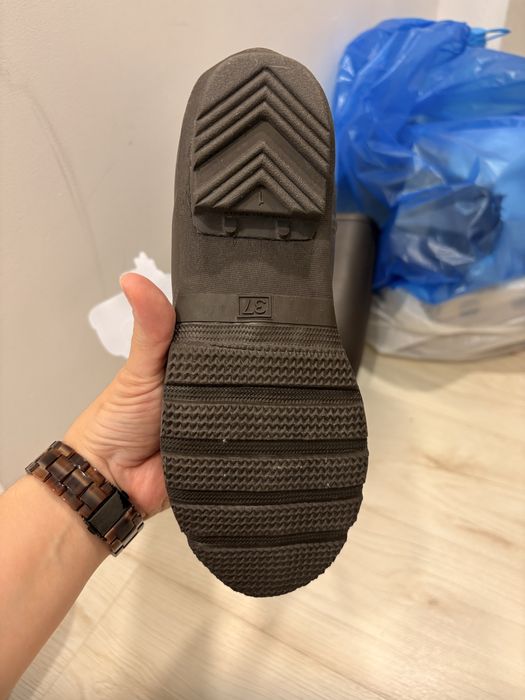 Новые, стильные, резиновые сапоги