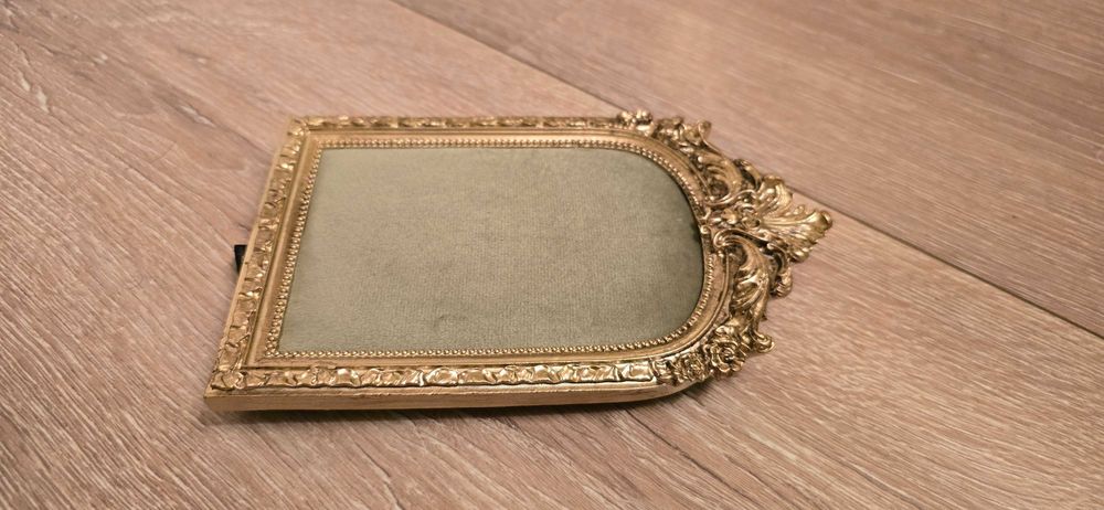 Изящна рамка за бижута, с кадифе.