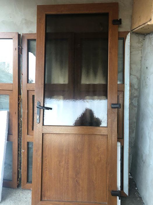 Vând uși și geamuri de termopan urgent!!!