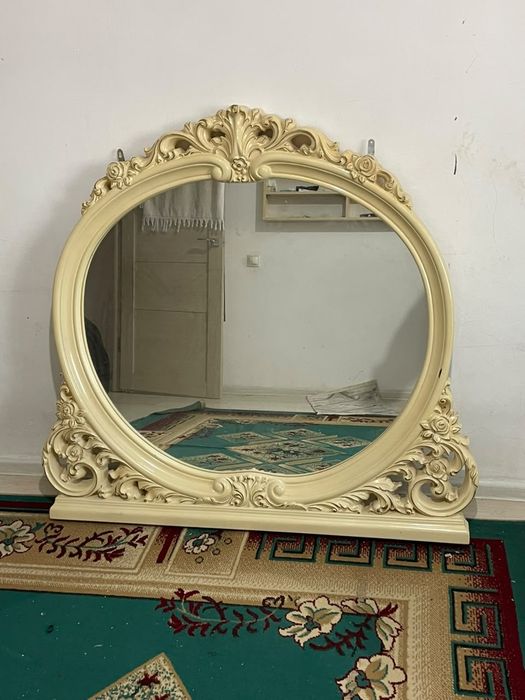 Зеркало,айна мебелден қалған