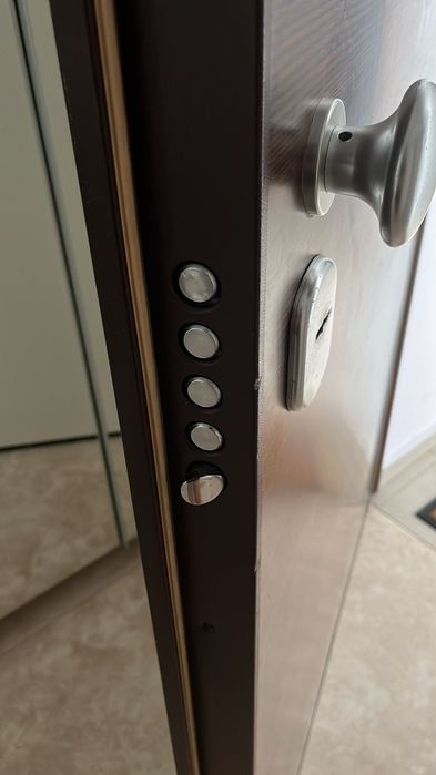 Lacatus deblocari usi si reparatii schimbare clanțe yale si butuci