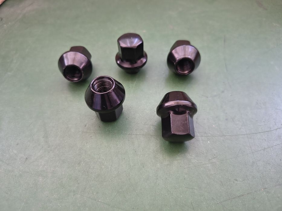 Piulite Negre  prezoane pline Ford Focus Fiesta Mondeo C-Max sau Volvo jante ALIAJ
Magazin Piese Auto