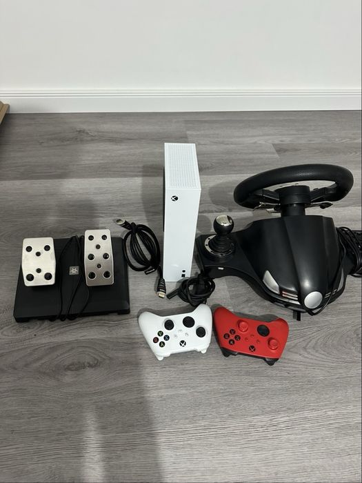 Xbox One S 1TB + 2 manete originale + Volan Myria CADOU